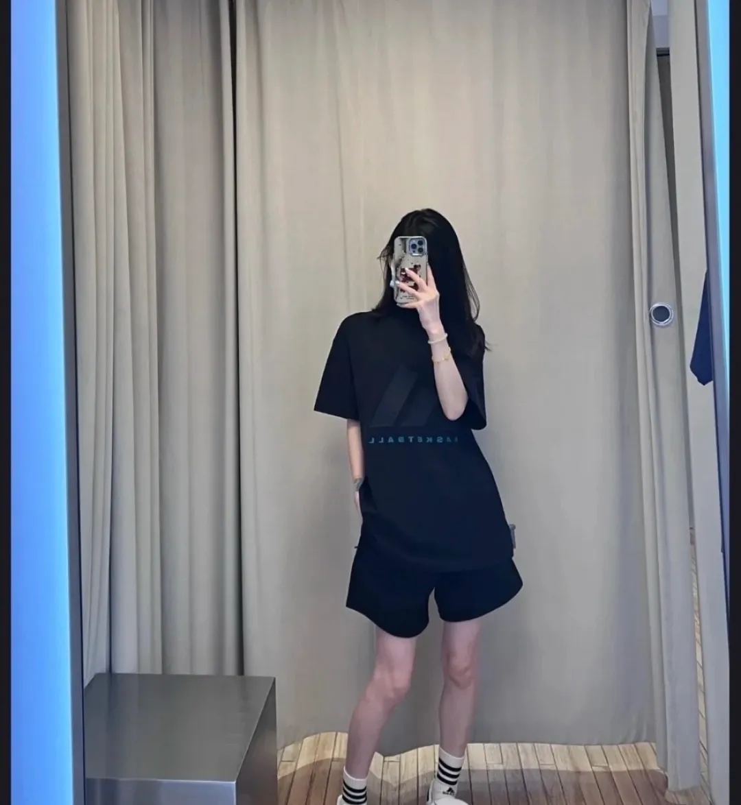 No watermark upper body renderings 𝟬𝟱𝟳𝟰# Exclusive real shots/differences between various stolen pictures and online versions on the market [𝗔𝗱𝗶𝗱𝗮𝘀 𝗕𝗮𝘀𝗸𝗲𝘁𝗕𝗮𝗹𝗹 𝟮𝟰𝗳𝘄Co-branded𝗢𝗦 Minimalist advanced Retro sports round neck short-sleeved 𝗧 shirt】Same Style for men and women! ✅The fabric is made of 260 grams of double yarn smooth cotton, purchased from the original molding board, OS loose version, customized threaded cake collar, weight up to 500 grams. ✅Original mold-making custom silicone thick leather logo, laser cutting, no burrs, imported press machine high temperature and hot and cold double-sided shaping and pressing, not easy to fall off! ✅Customized special process equipment and wiring are consistent with Authentic, different from ordinary currency on the market! ✅Remarks: The quality and process wiring of bulk goods are consistent with the official website Authentic, which is different from the market currency! ! ! 🌈Color: Black Blue Label Size: XS S M L XL